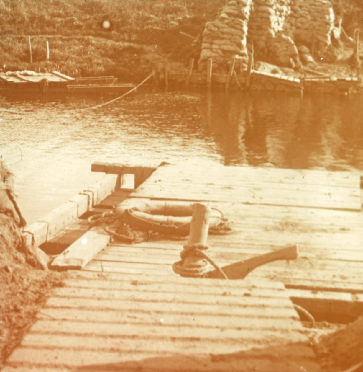 Posti joen rannalla, Diksmuide, Belgia c1914-c1918 tekijältä Unbekannt