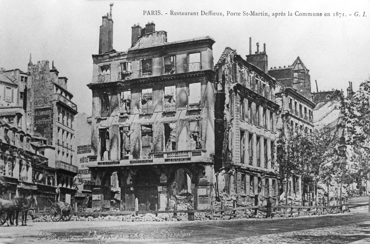 Postikortti, jossa näkyy vaurioita Deffieux-ravintolassa Porte St.-Martinissa vuoden 1871 Pariisin kommuunin jälkeen tekijältä Unbekannt