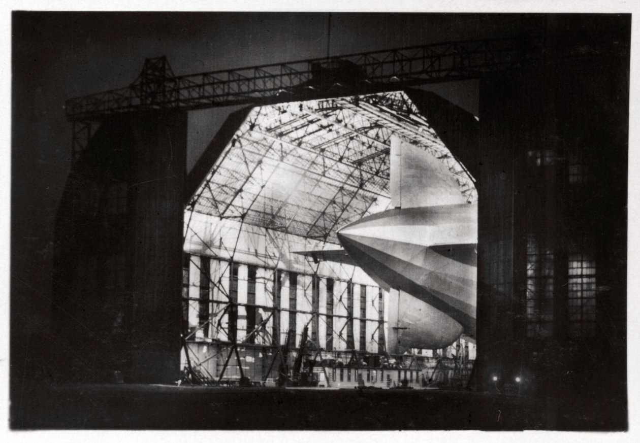 Valmistelut yölennolle, Zeppelin LZ 127 Graf Zeppelin, 1933 tekijältä Unbekannt