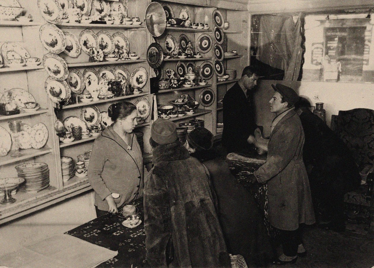Esikatselu ennen Romanovien tsaariperheen kiinteistöjen huutokauppaa, Moskova, 1927, 1927. tekijältä Unbekannt