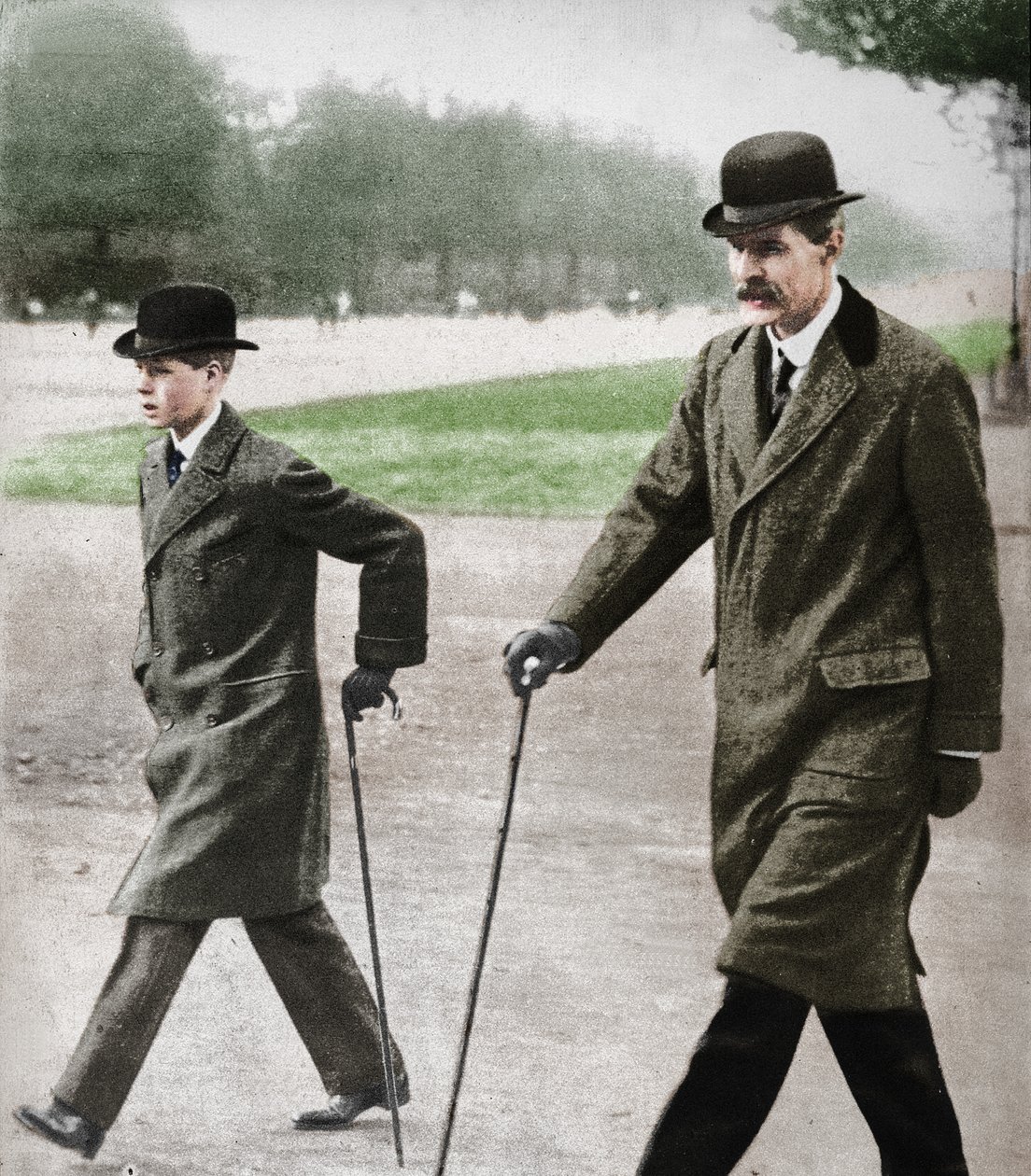 Prinssi Edward kävelemässä opettajansa HP Hansellin kanssa Auteuilissa, Ranskassa, 1912 1936. tekijältä Unbekannt