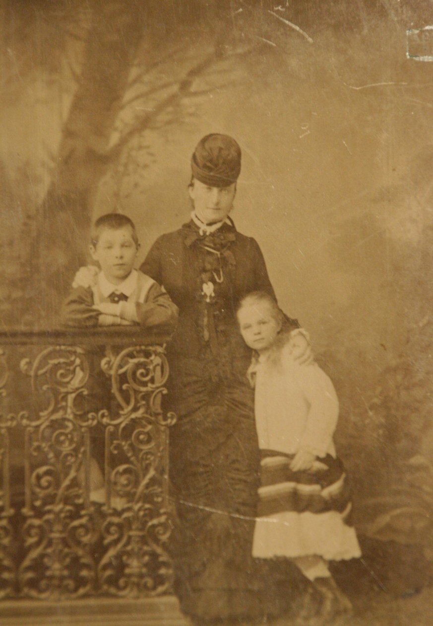 Prinsessa Ekaterina Mikhailovna Jurievskaja lasten Georgin ja Olgan kanssa, 1870-luvun loppu - 1880-luvun alku. tekijältä Unbekannt