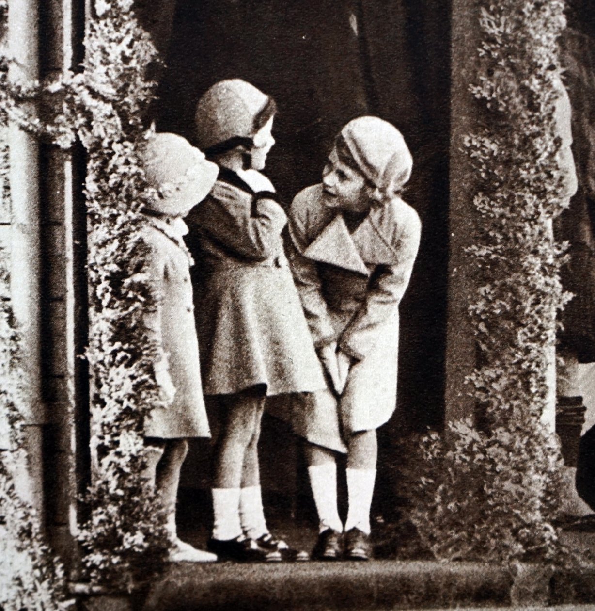 Prinsessa Elizabeth, prinsessa Margaret ja heidän serkkunsa Margaret Elphinstone Royal Highland Societyn aikana Princess Royal Parkissa (m/v kuva) tekijältä Unbekannt