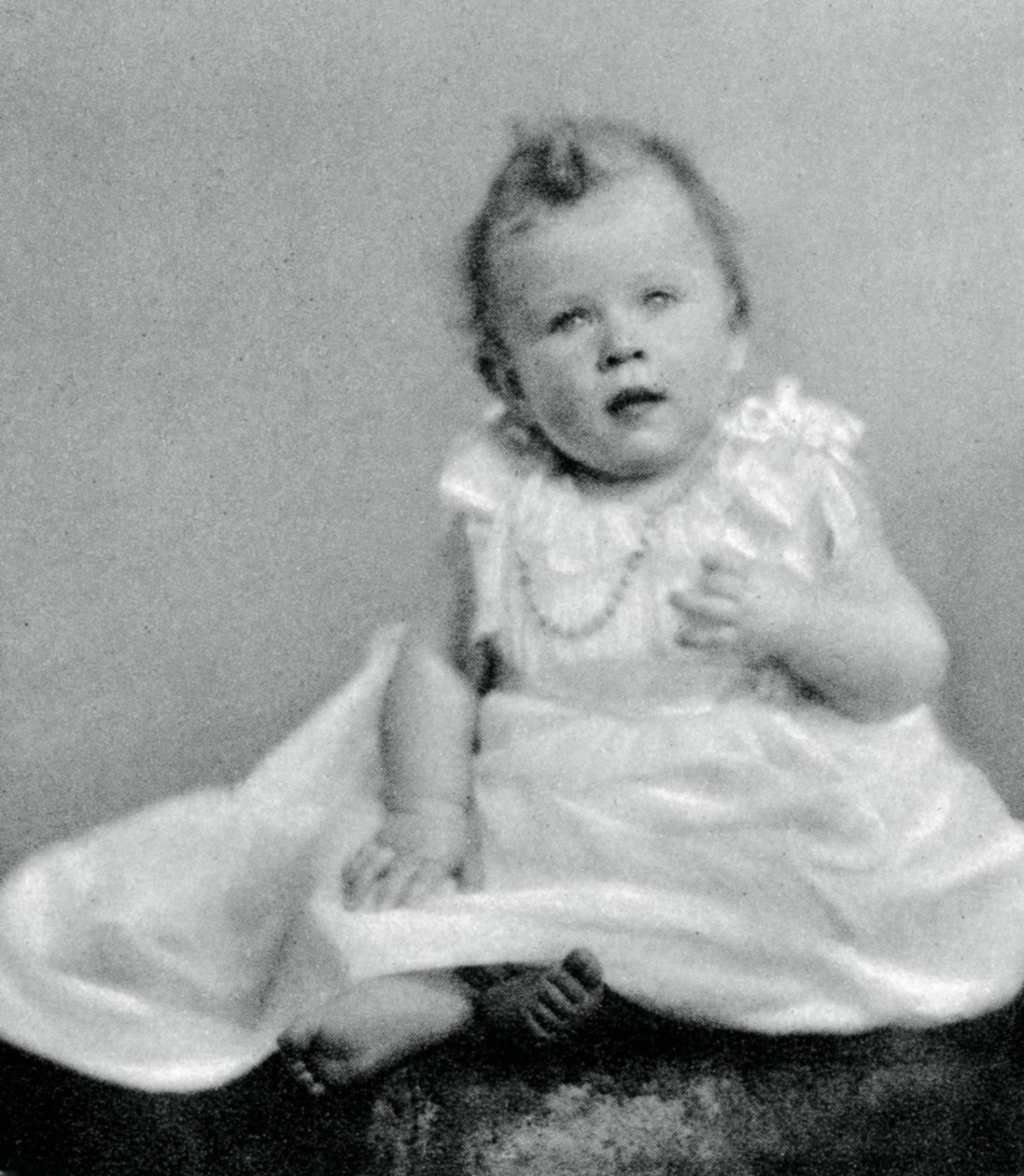 Prinsessa Elizabeth vuonna 1926, kun hän oli muutaman kuukauden vanha, 1937 tekijältä Unbekannt
