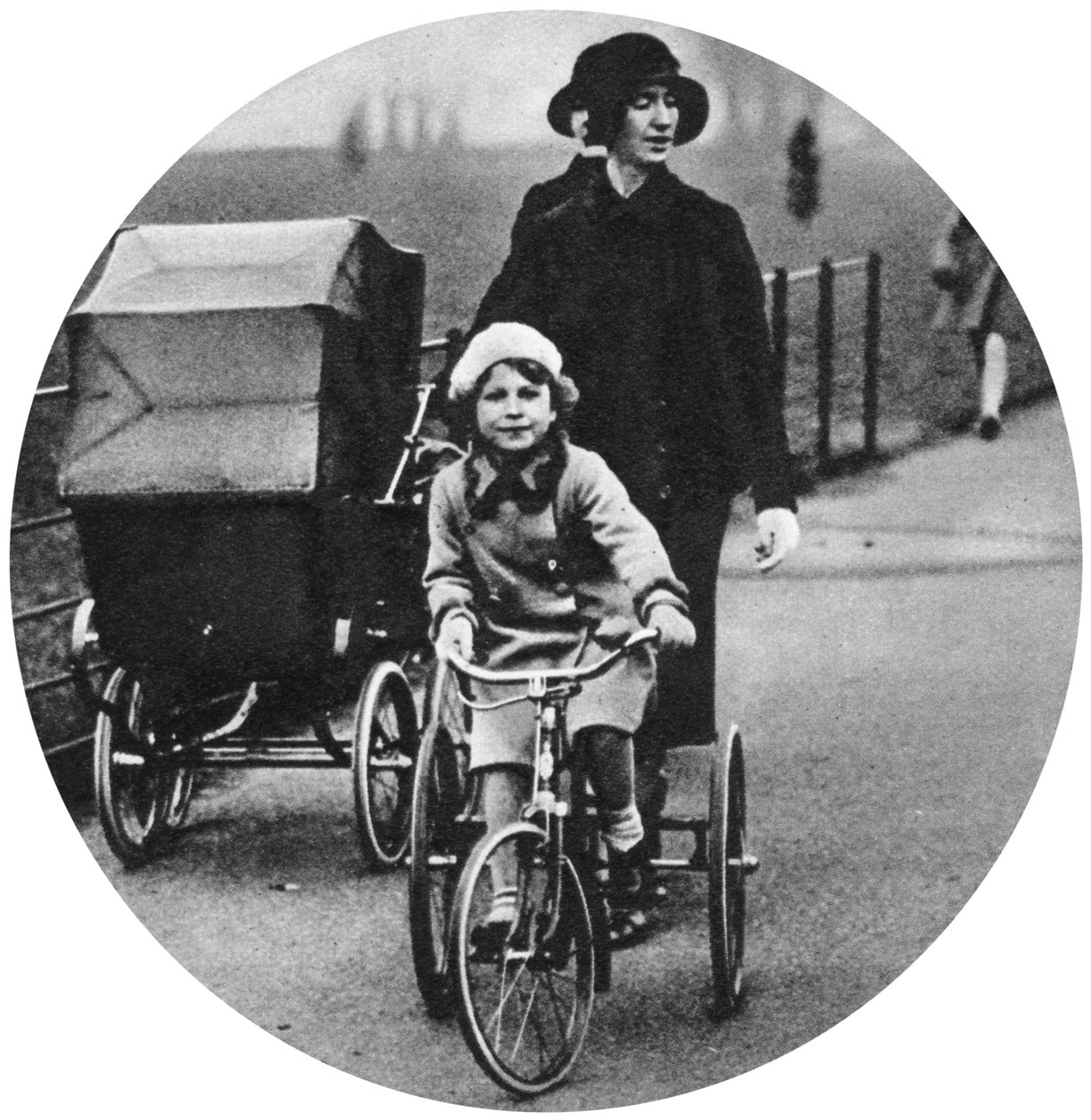 Prinsessa Elizabeth ajaa kolmipyörällä, maaliskuu 1932, 1937 tekijältä Unbekannt
