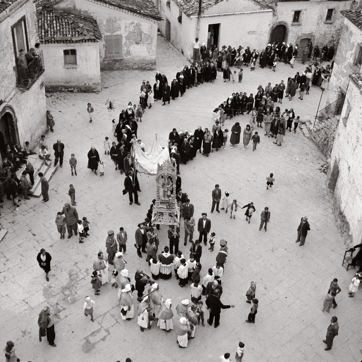 Flagellanttien kulkue, Albano di Lucania, Potenza, Basilicata, Italia (valkoinen kuva) tekijältä Unbekannt