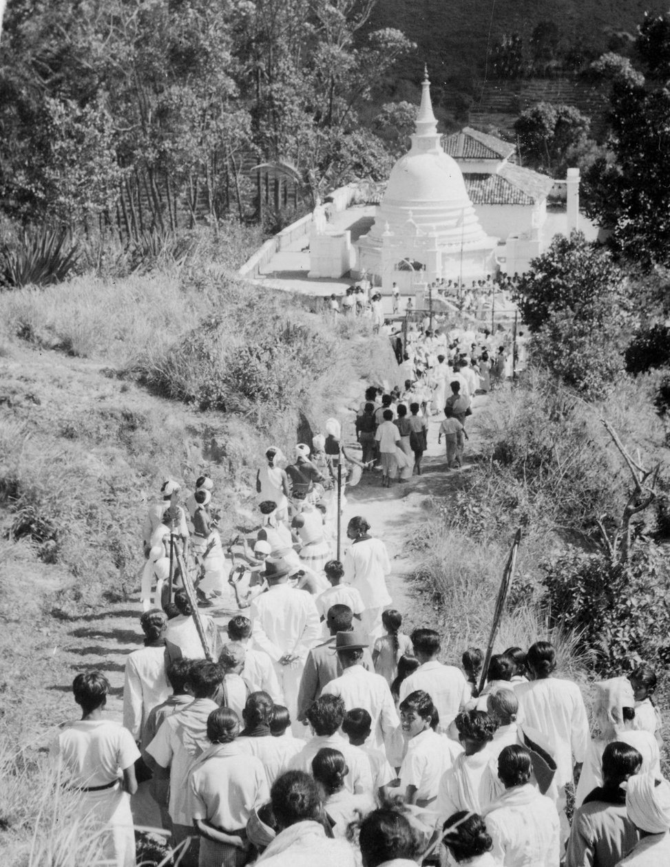 Kulkue buddhalaiseen temppeliin, Diyatalawa, Ceylon, n. 1945 tekijältä Unbekannt