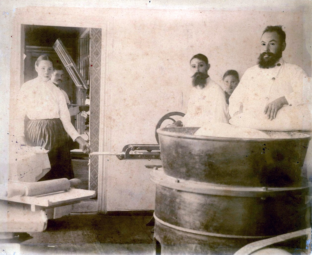 Kivennäisvesikakun valmistus, Yessentuki, Venäjä, 1900-luku. tekijältä Unbekannt