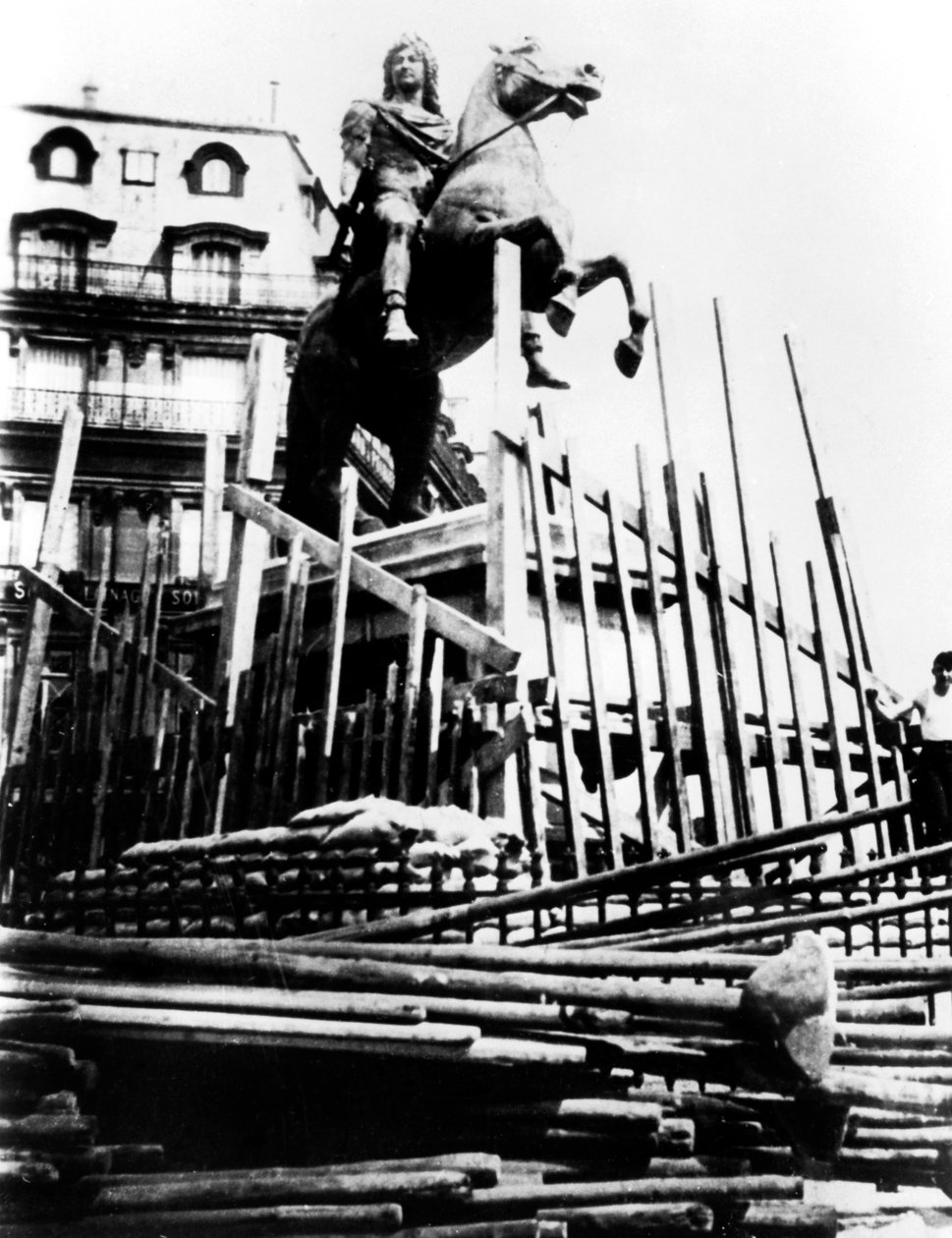 Suojatoimenpiteet Louis XIV:n patsaalle, Pariisi, 1940 tekijältä Unbekannt