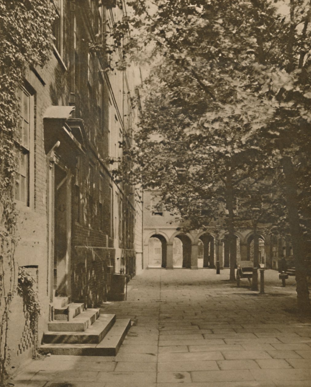 Pump Court sen lehtien ja auringonvalon kesävaatteessa, vuodelta 1935. tekijältä Unbekannt