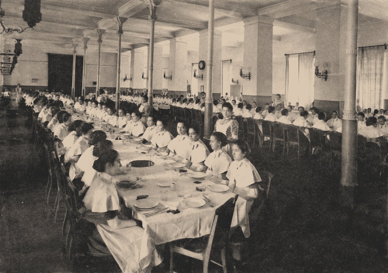 Smolnyn jaloneitojen instituutin oppilaat ruokalassa, 1889 tekijältä Unbekannt