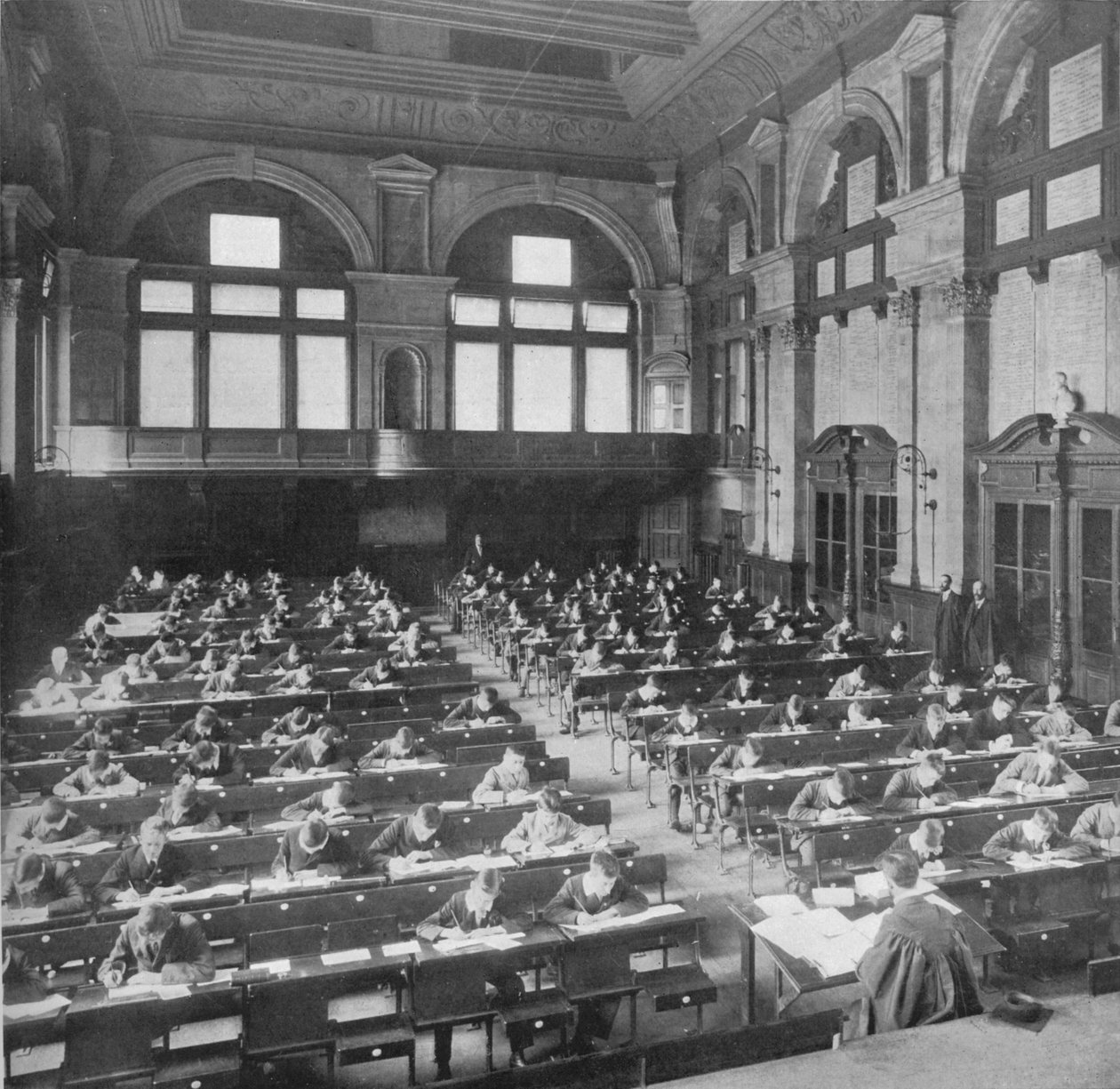 Oppilaat istuvat kokeessa City of London Schoolissa, n. 1903 1903 tekijältä Unbekannt
