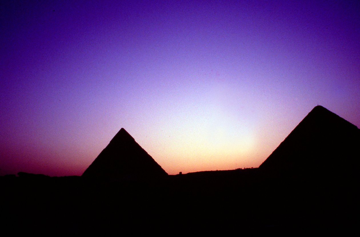 Gizan pyramidit, Egypti, auringonlaskun aikaan, 2500-luvulla eaa tekijältä Unbekannt