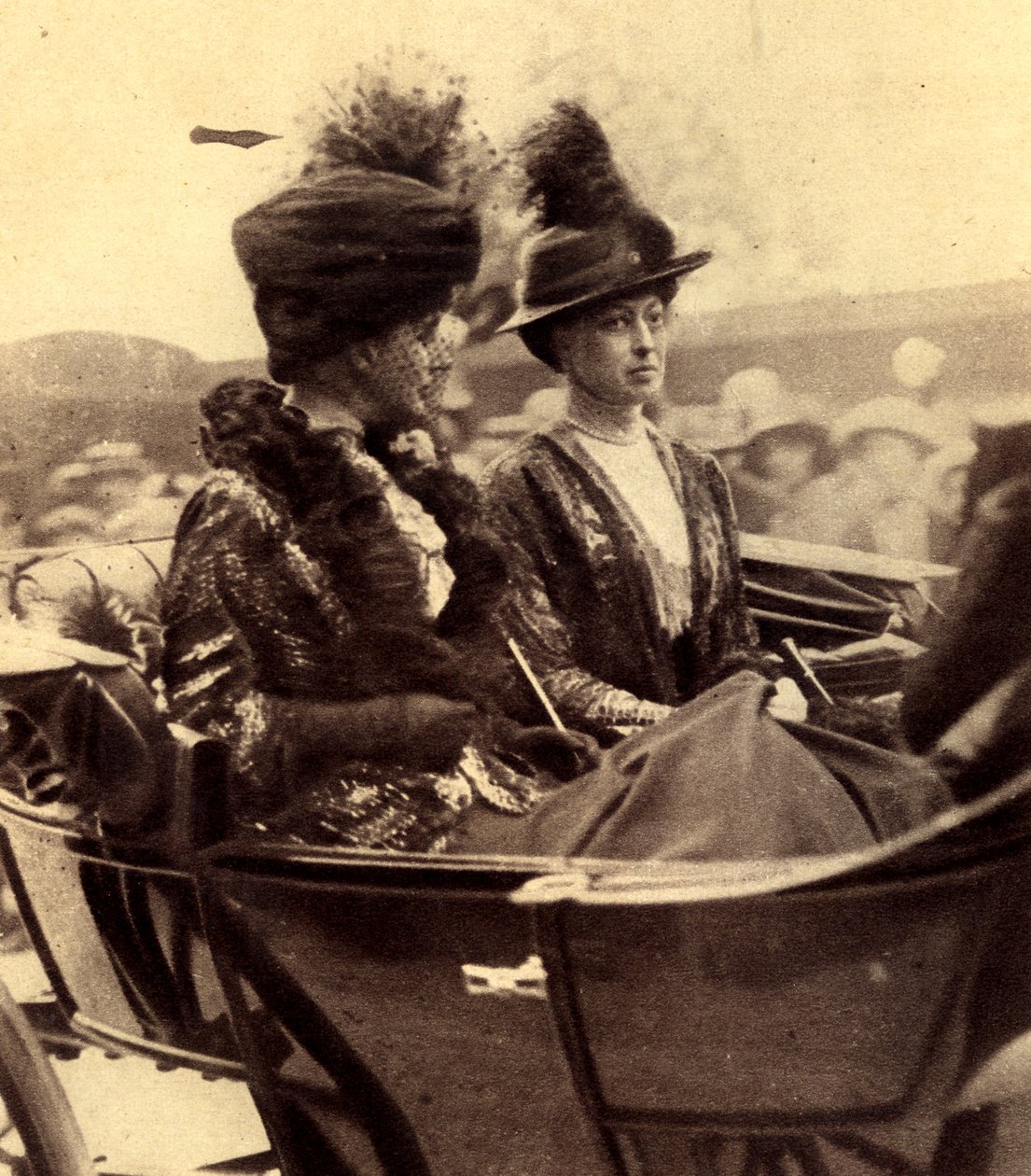 Tanskan kuningatar Alexandra ja prinsessa Victoria saapuvat St. Paulin katedraaliin tekijältä Unbekannt