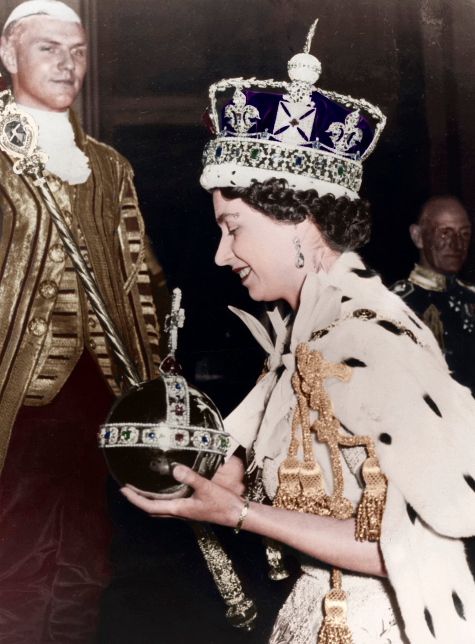 Kuningatar Elisabet II palaa Buckinghamin palatsiin kruunauksensa jälkeen vuonna 1953 tekijältä Unbekannt