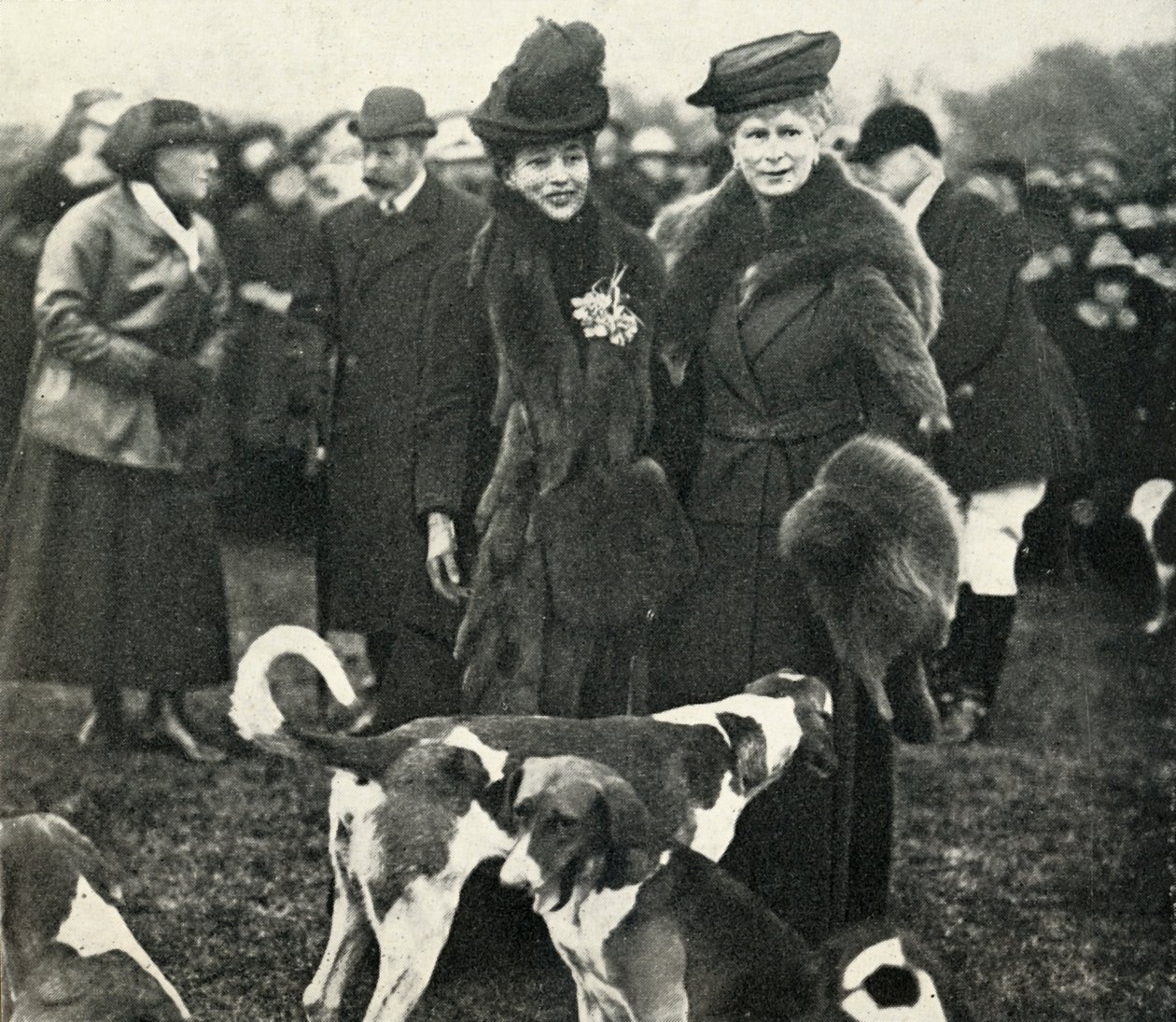 Queen Mary ja Queen Alexandra Länsi-Norfolk Huntin kokouksessa vuonna 1920, 1951. tekijältä Unbekannt