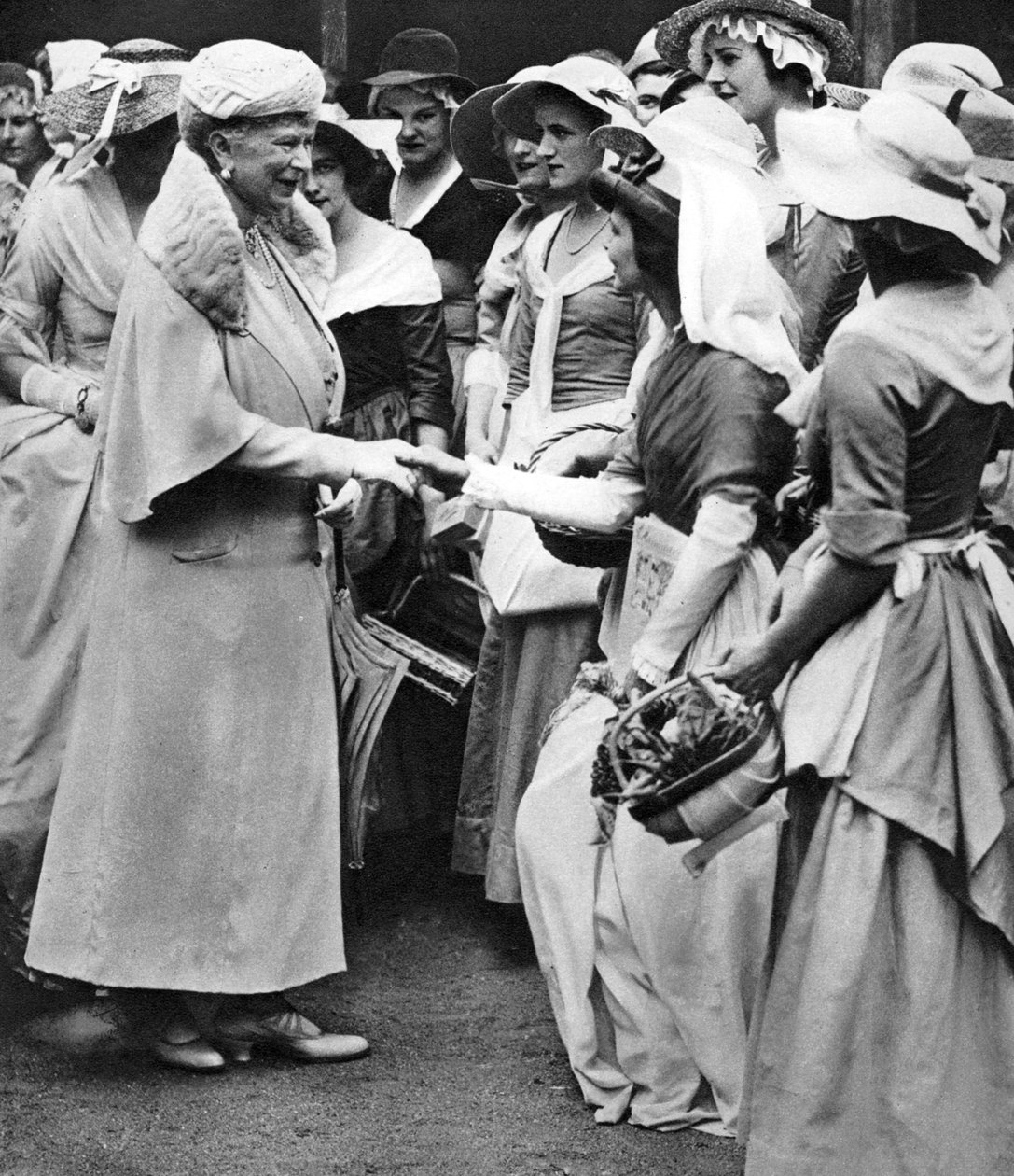Queen Mary vanhalla Westminsterin markkinoilla ja messuilla Deans Yardissa, Westminster, 1936 tekijältä Unbekannt