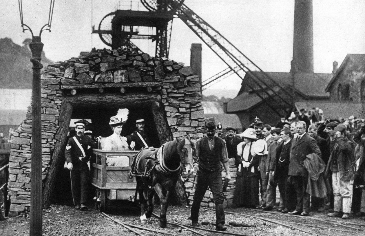 Kuningatar Mary vierailee Walesin tehtaalla, 1935 tekijältä Unbekannt