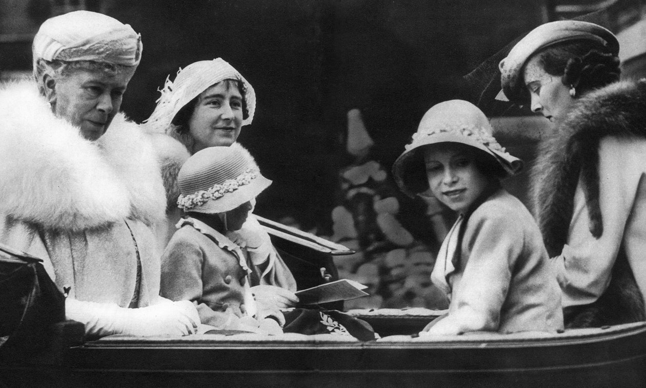 Kuningatar Maria miniänsä ja lastenlastensa kanssa, 1936 tekijältä Unbekannt