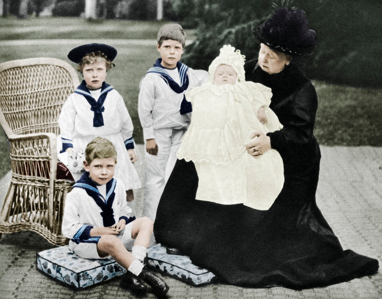 Kuningatar Victoria lastenlastenlastensa kanssa Osborne Housessa, Isle of Wight, 1900 tekijältä Unbekannt