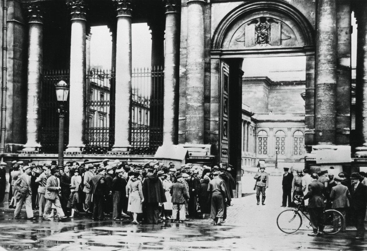 Jono siviilien tiedotustoimiston ulkopuolella edustajainhuoneessa, Pariisi, heinäkuu 1940 tekijältä Unbekannt