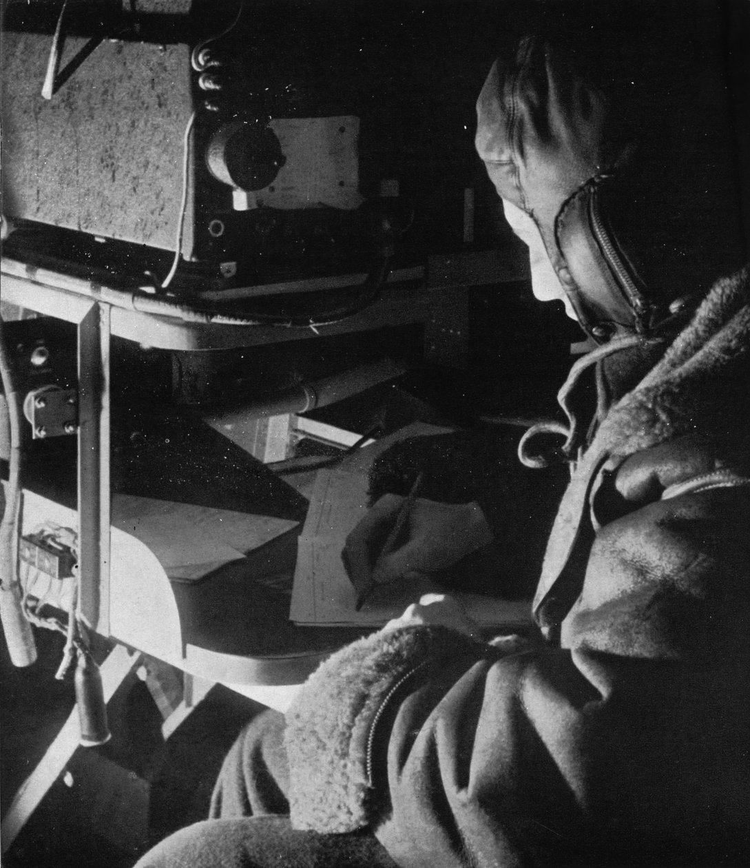 RAF Coastal Command -radiooperaattori lentokoneessa, c1940 1943 tekijältä Unbekannt