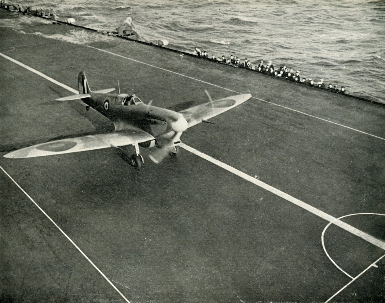 RAF Spitfire lentotukialuksen kannella matkalla Maltalle, toinen maailmansota, 1942 1944. tekijältä Unbekannt