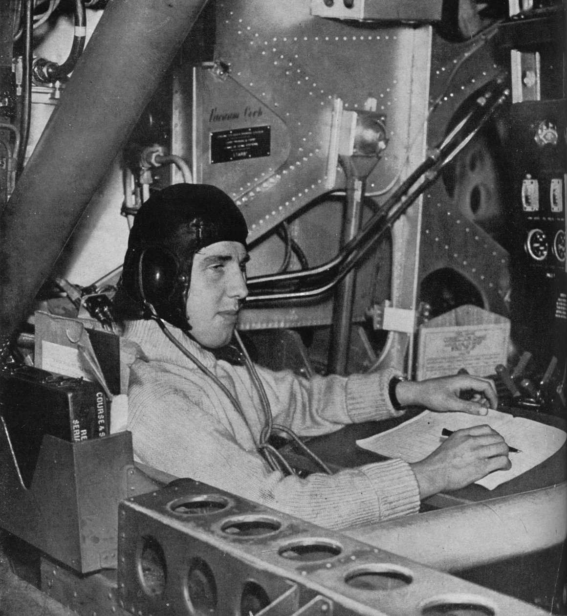 RAF:n lentoinsinööri lentokoneessa, c1940 1943 tekijältä Unbekannt