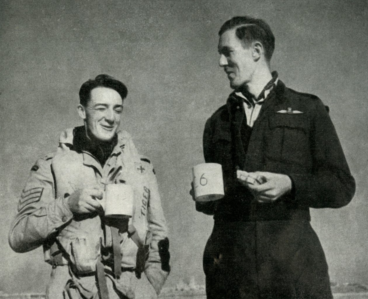RAF:n henkilökunta nauttimassa kupillista teetä, Malta, toinen maailmansota, 1942 1944. tekijältä Unbekannt