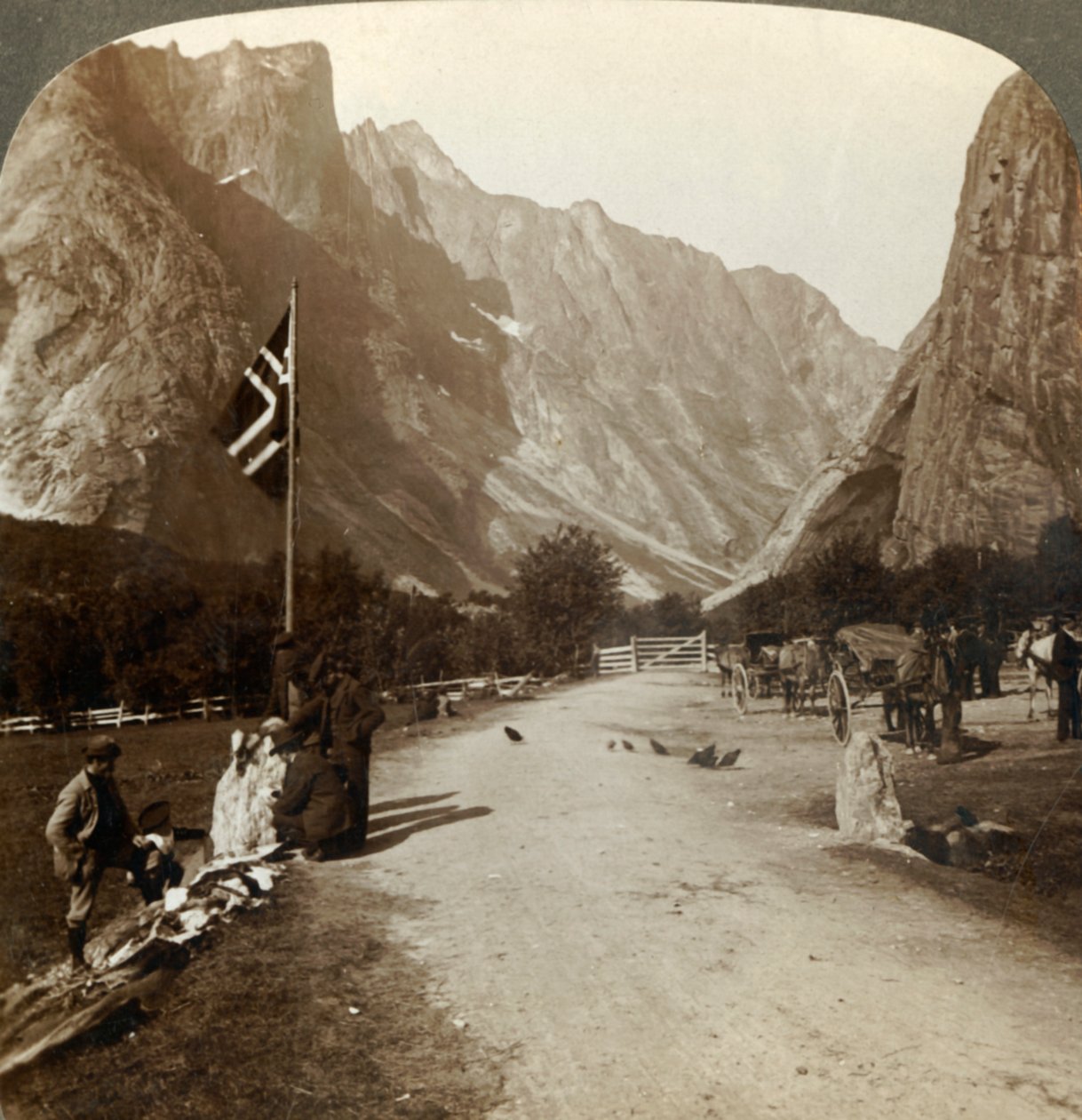 Troldtinderin tai Witch Pinnaclesin räjähdysmäinen alue Valley Roadilta, Horgheim, Norja, c1905. tekijältä Unbekannt
