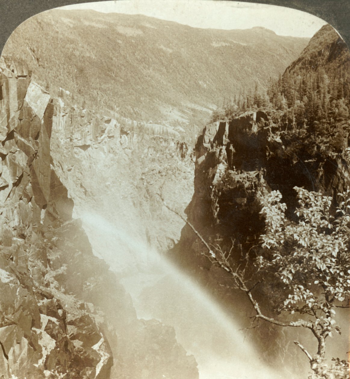 Sateenkaari Rjukanfoksen suihkussa, Norja, c1905. tekijältä Unbekannt