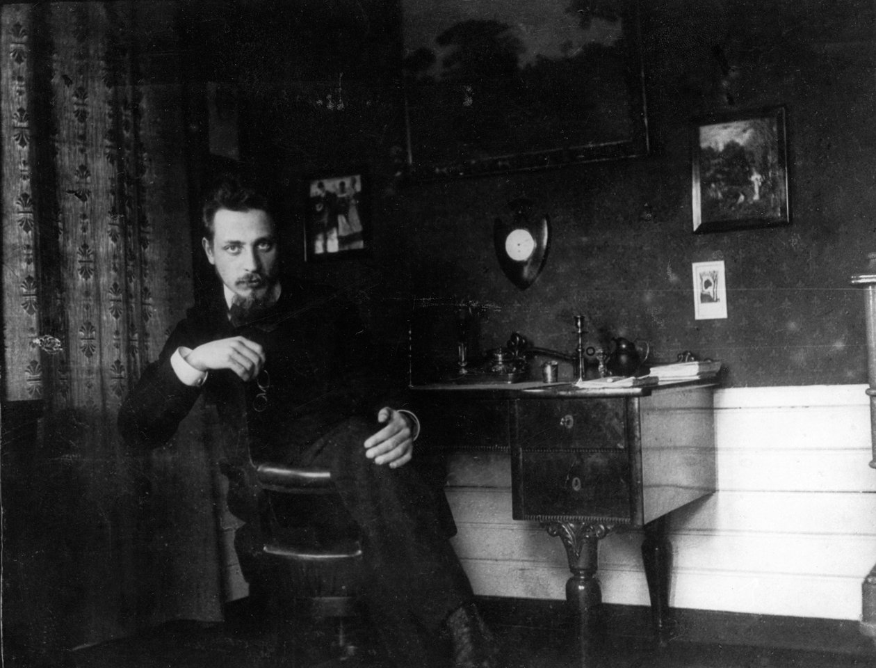 Rainer Maria Rilke työhuoneessaan, n. 1905. tekijältä Unbekannt