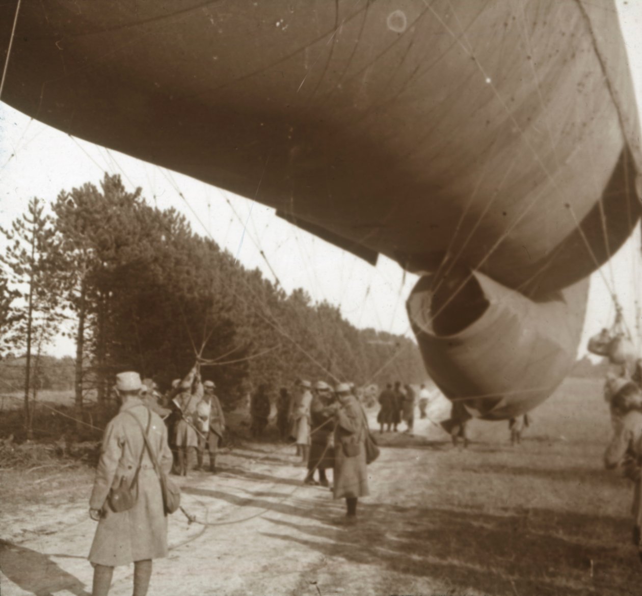 Havaintoilmapallon nostaminen, Somme, Pohjois-Ranska, 1916 tekijältä Unbekannt