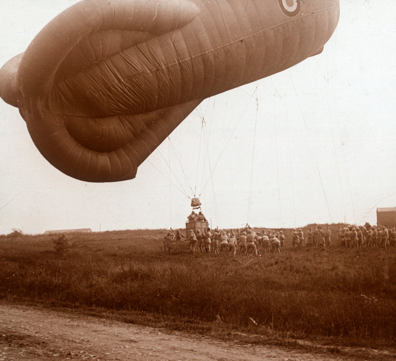 Palon ilmapallon nostaminen korilla tarkkailua varten, c1914-c1918 tekijältä Unbekannt