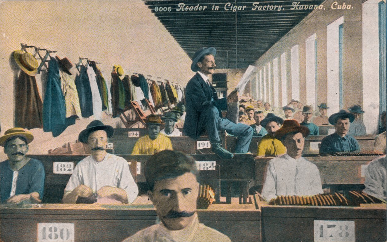 Lukija Cigar Factoryssa, Havannassa, Kuubassa, 1910-luku tekijältä Unbekannt