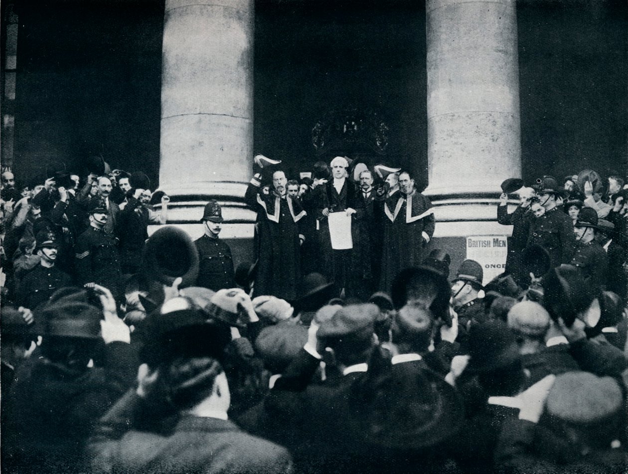 Lukemassa Turkin vastaisen sodan julistusta Lontoon Royal Exchangesta, 1914 tekijältä Unbekannt