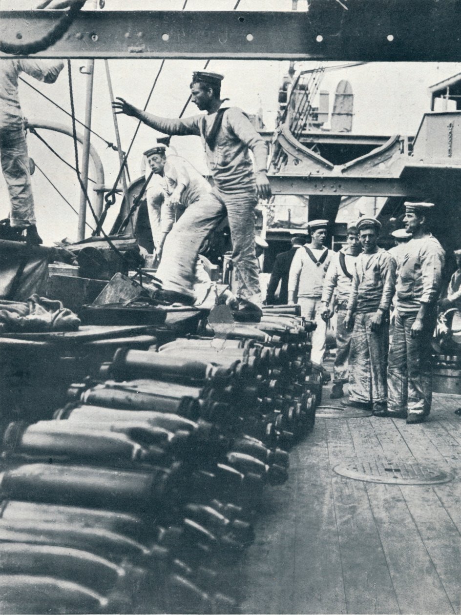 Vastaanottaa ammuksia laivaston aseita varten taistelulaivan kannella, c1914 tekijältä Unbekannt