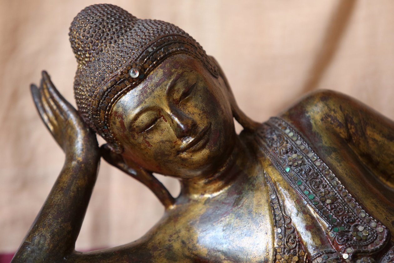 Makaava Buddha-patsas. Gretz. Ranska tekijältä Unbekannt