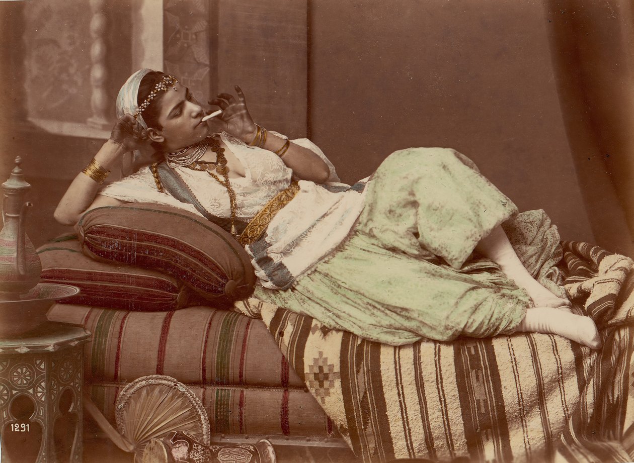 Makaava nainen tupakoi, 1870-90. tekijältä Unbekannt