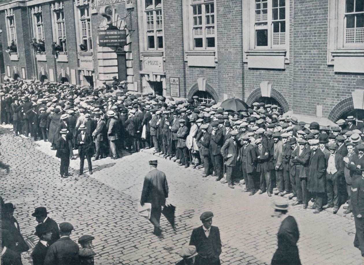 Rekrytoijia odottamassa Lontoon keskustan rekrytointikeskuksen ulkopuolella, 1914 tekijältä Unbekannt