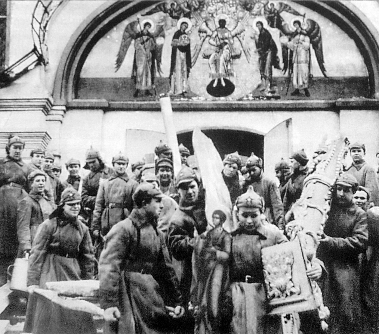 Puna-armeijan miehet takavarikoivat Simonovin luostarin kirkkoaarteita, Moskova, Neuvostoliitto, 1925 tekijältä Unbekannt