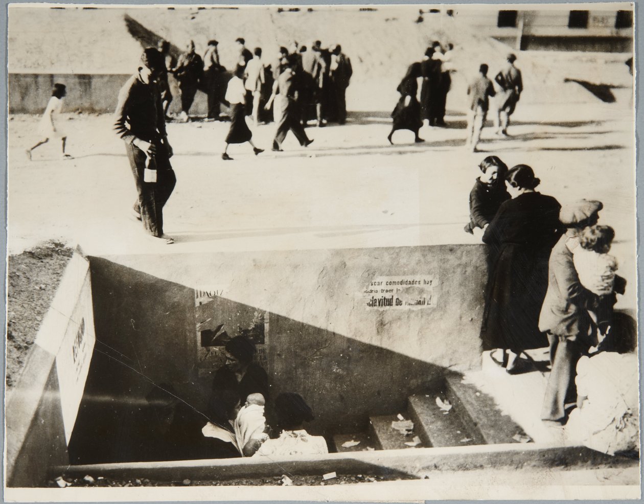 Red Air Raid Shelters auttaa torjumaan punaisia ilmahyökkäyksiä, Castellón tekijältä Unbekannt