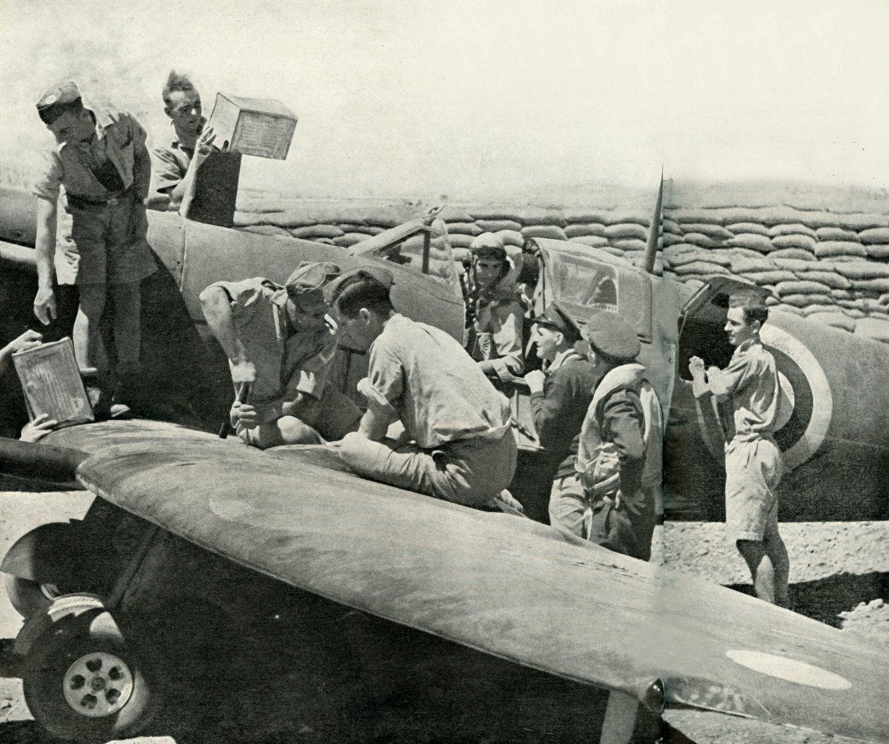 Spitfire-hävittäjien tankkaus ja aseistaminen, Malta, toinen maailmansota, 1942 1944. tekijältä Unbekannt