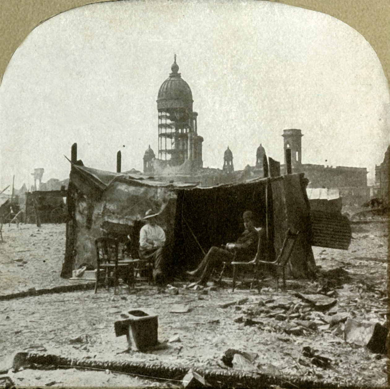 Pakolaisleiri, joka on tehty raunioista kerätyistä aaltopahvilevyistä, 1906. tekijältä Unbekannt