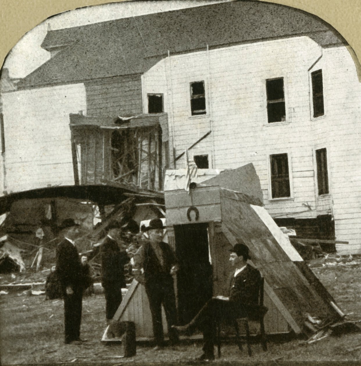 Pakolaisleiri, entinen asunto raunioina taustalla. Tämä on maanjäristystyö, 1906. tekijältä Unbekannt