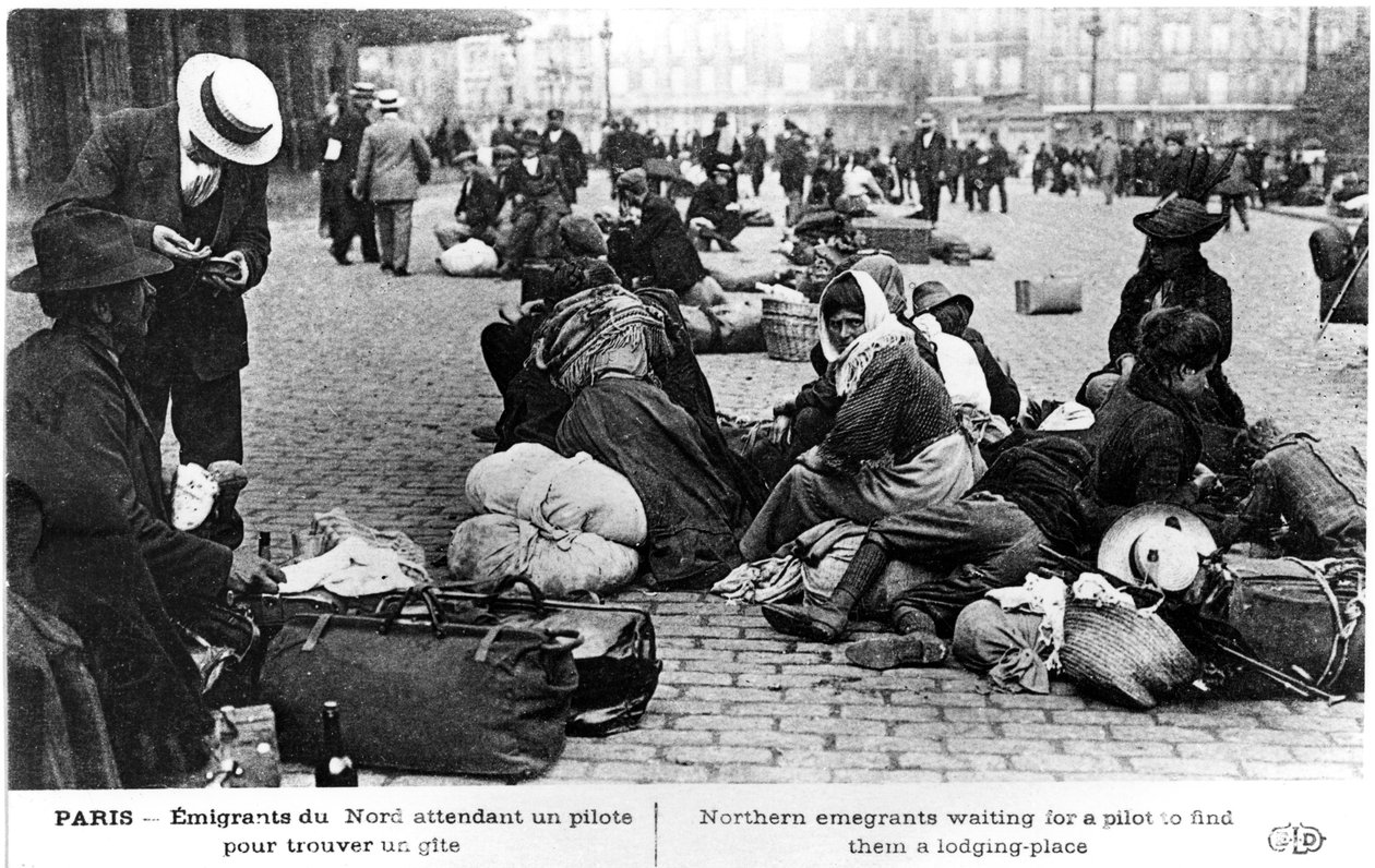 Pakolaiset pohjoisesta odottavat opasta löytääkseen heille majoitusta, Pariisi, ensimmäinen maailmansota, 1914-1918 tekijältä Unbekannt