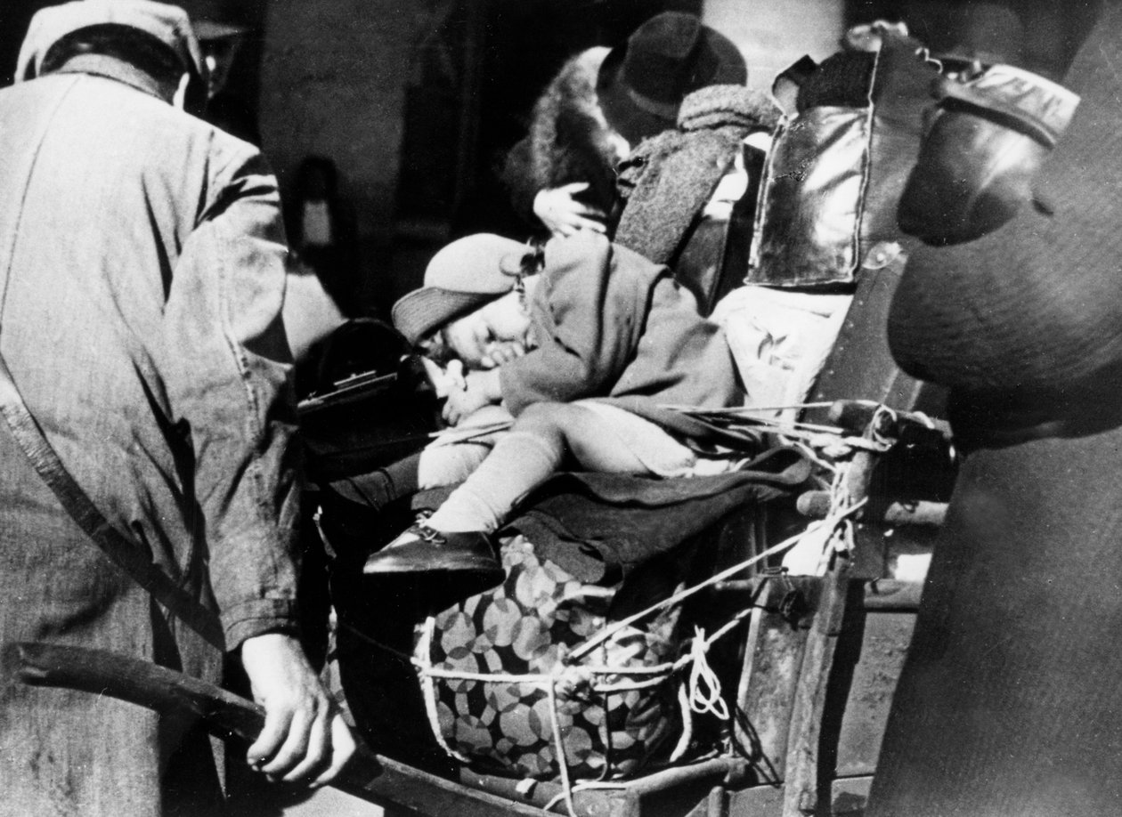 Pakolaiset matkatavaroineen Gare de lEstissä, Pariisissa, elokuussa 1940 tekijältä Unbekannt