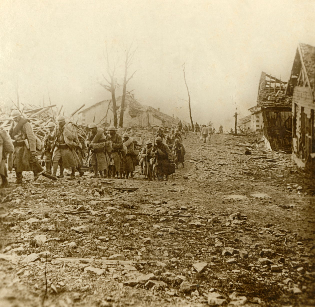 Apujalkaväki Douaumontin hyökkäyksessä, Pohjois-Ranskassa, 1916 tekijältä Unbekannt