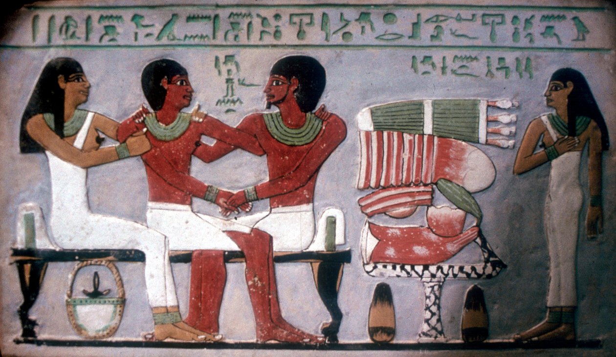Relief Imn-Hatista, joka istuu vaimonsa ja poikansa kanssa uhrin edessä, Thebes, n. 2050-c1786 eaa. tekijältä Unbekannt