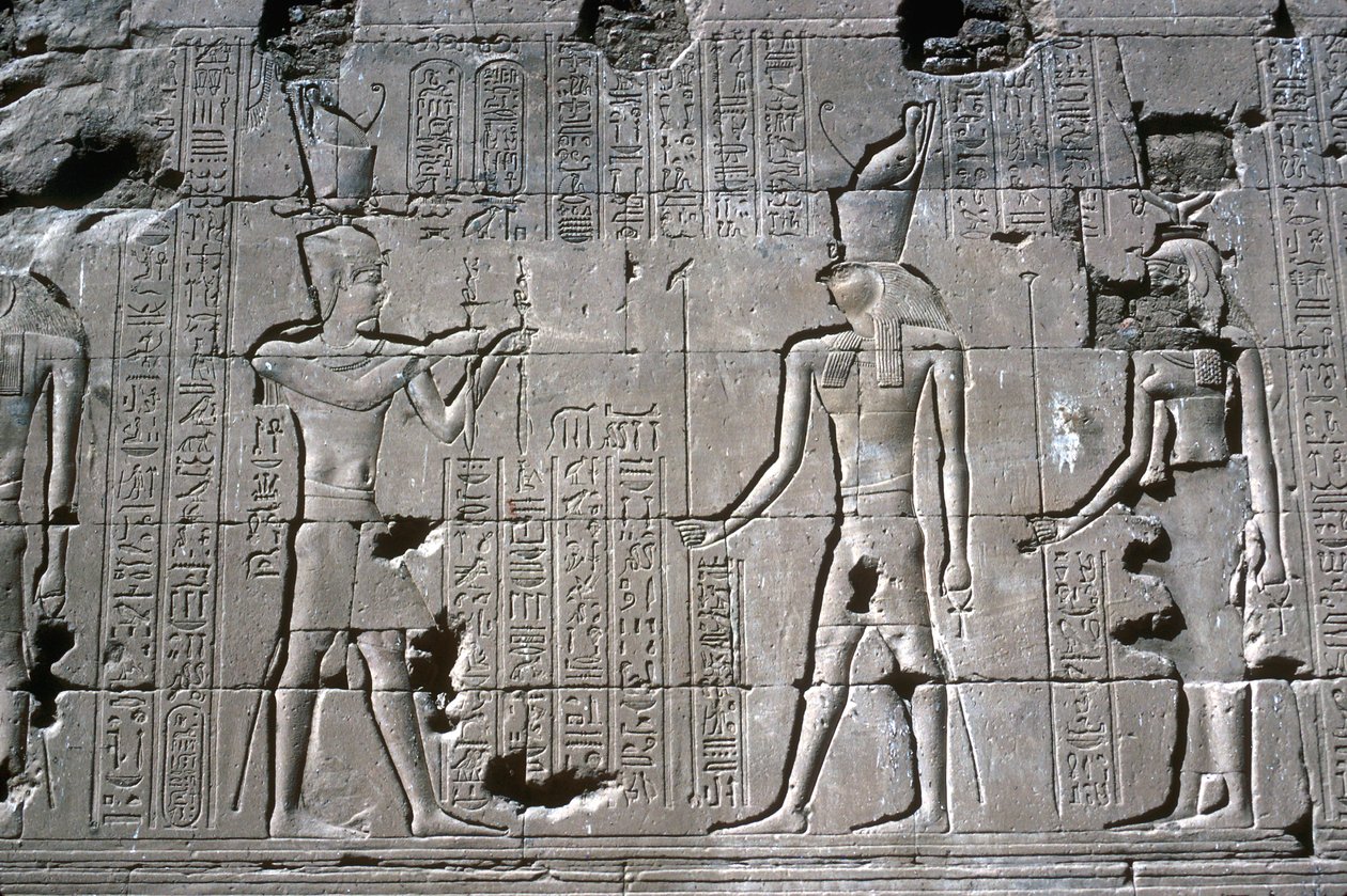 Faraon helpotus ennen Horusta, Horuksen temppeli, Edfu, Egypti, Ptolemaios-kausi, n. 251 eKr.-c246 eKr. tekijältä Unbekannt